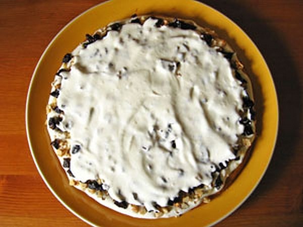 Торт безе с черносливом и орехами