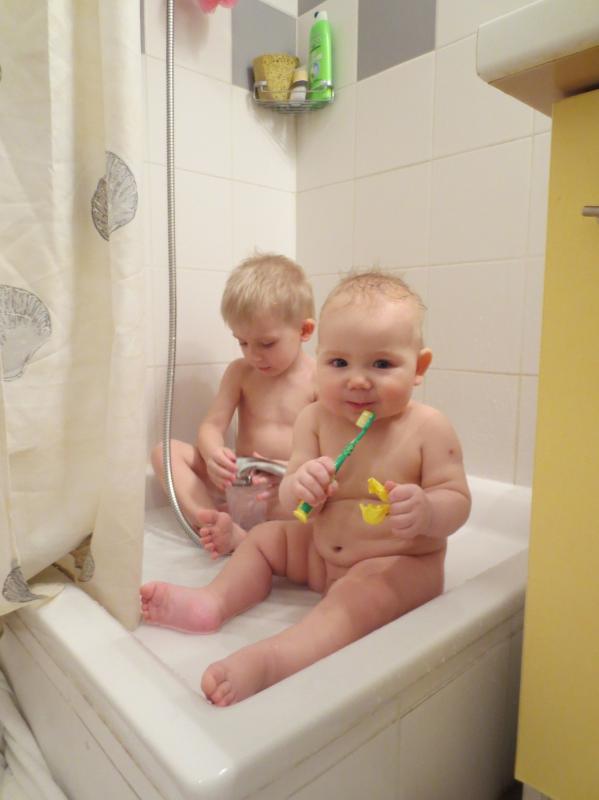 Сестренка купается. Мальчик и девочка в ванной. Малыши купаются вместе. Совместное купание разнополых детей в ванной. Разнополые дети в ванной.