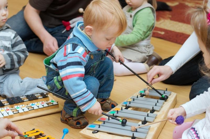 Музыкальное занятие игры на инструментах. Дети на музыкальном занятии. Музыкальные занятия для малышей. Музыкальное занятие в детском саду. Дети на музыкальном занятии в детском саду.