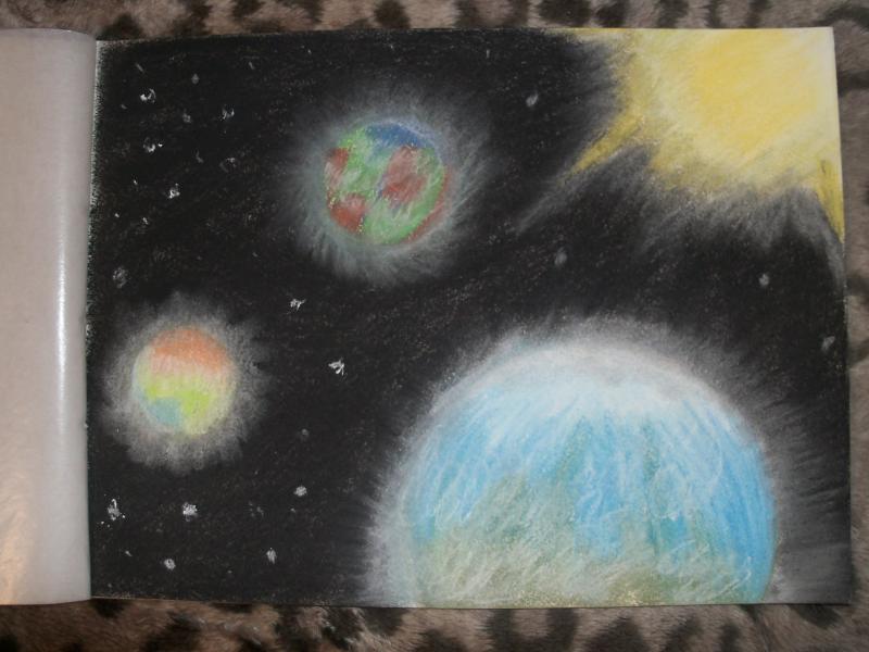 Космос пастелью. Рисунки на тему космос пастелью. Космос масляной пастелью для детей. Космос рисовать мелками.