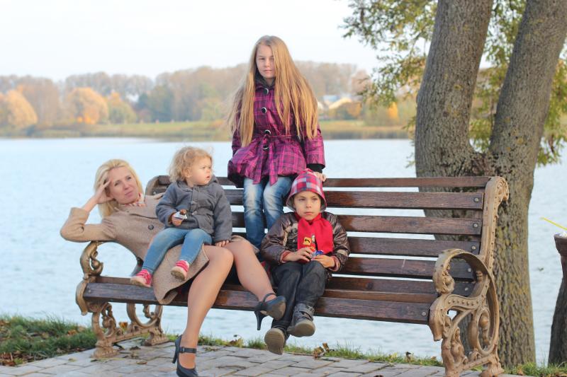 Мамы 3 когда выходит. Женщина и трое детей в парке. Мамаша с тремя детьми. Трое детей на улице фото. Фотография 3 детей в парке разнообразие.